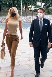 Estremamente riservata e compagna discreta, chi è davvero olivia paladino, la compagna del presidente del consiglio giuseppe conte? Il Premier Giuseppe Conte E La Fidanzata Olivia Paladino Fidanzati