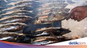 Selanjutnya, kita lumuri ikan tongkol dengan air asam dan taburan garam untuk menghilangkan bau amis yang. Harga Ikan Tongkol Turun Sumbang Deflasi Aceh 0 34