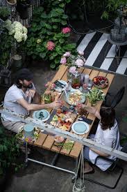 Warum das fest gefeiert wird und ein diy für einen hübschen. Midsommar Buffet Rezepte Sommerliche Tischdeko Ideen Und Mittsommer Diy Blumenkranz Trickytine
