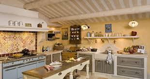 Un Plafond Provencal Dans Une Cuisine Cuisine Provencale Style Cuisine Cuisine Bois Massif