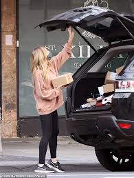 Nadia is a fashion designer and lifestyle and beauty blogger who runs the label henne. Nadia Bartel S Boyfriend Nathan Brodie Dutifully Carries Her Instagram Freebies From The Post Office Daily Mail Online