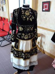 Costume Du Pays De Quimper Finistere Costume Francais Vetement Traditionnel Coiffe Bretonne