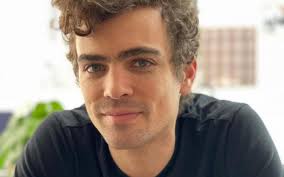 Ator de Rebelde entrega nova turnê do RBD no Brasil