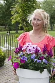 Je haalt simpelweg een pakket met deze 60 zomerbloeiers jonge planten in huis, je plant ze en wacht af… Stappenplan Zomerbloeiers Combineren Peacock Garden Supports