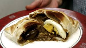 La empanada chilena, famosa dentro y fuera de chile, también llamada empanada de horno o de pino, está hecha con masa delgada de harina de trigo, manteca y salmuera. La Verdadera Empanada Chilena Lleva Pasas Cocinero Habria Llegado A La Verdad Sobre Este Dilema Nacional Emol Com