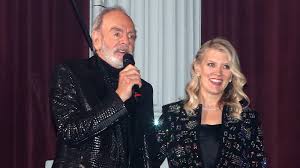 Neil Diamond gives surprise 'Sweet Caroline' performance