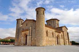 Construida en el siglo xi (en torno a 1066) y restaurada de 1894 a 1904, es uno de los más bellos y emblemáticos ejemplos del románico español. Fromista Wikipedia