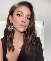 Shay Mitchell On Instagram I Want To Commit To Shorter Hair But I Can T To Chop Or Not To Chop That Is The Q Hair Makeup Short Hair Styles Hair Beauty
