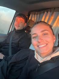 Hi everyone ! 👋🏼 My best mate and I have been traveling around Australia  as backpackers for a few months now. We've been picking up jobs along the  way : gardening, bartending,