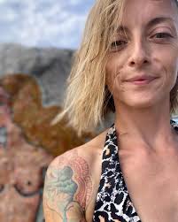 Ofrenda para la sirena güerita. Handfuls and handfuls and handfuls of hair  in my hands this morning. No matter how prepared you are it sets off alarm  bells in your gut. “Something's