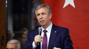 Mansur yavaş eşi nursen yavaş ile bir akrabasının aracılığı ile tanışmış. Mansur Yavas Agzimizi Actirmasinlar