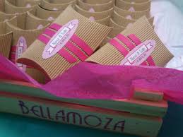 Detalles De Boda Nuria E Ivan Presentacion En Cajitas De Kraft Con Cinta De Papel Rosa Y Etiqueta Personalizada Detalles Boda Boda Cintas De Papel