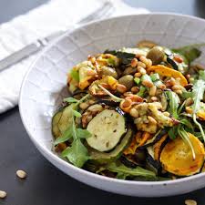 Lauwarmer Zucchinisalat Mit Pinienkernen Genussfreudig Rezept Rezepte Zucchini Im Ofen Zucchinisalat