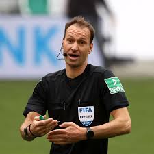 Seine karriere musste er altersbedingt beenden. Italien England Deutscher Schiedsrichter Im Em Finale Fussball