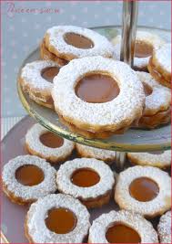 Biscuits Sables Fourres Au Caramel Au Beurre Sale Perle En Sucre Recette Biscuit Biscuits Gateaux Et Desserts