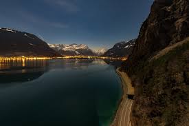 Wir laufen auf der alten axenstrasse und haben einen tollen ausblick auf den urnersee und auf die berge. Fur Eine Sichere Axenstrasse Pascal Blochlinger