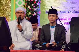 Bored with the look of your cellphone? Gus Azmi Sapa Ribuan Penggemar Di Peringatan Maulid Nabi Yayasan Al Hidayah Aswajadewata