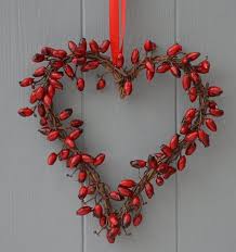 Fruits Rouges Sauvages Et Baies D Eglantier En 36 Idees Deco Baies Deco Deglantier En Fruits Idee Red Christmas Decor How To Make Wreaths Autumn Crafts