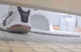 トイレ盗撮】アイドル顔美少女なのに大量のおしっこを放出するピンクジャージの運動部JKちゃん | ADULTSEEK