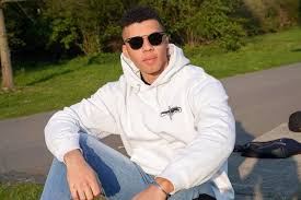 Ich weiß, dass mich jetzt viele haten werden, aber ich verfolge die prankbros täglich und habe mich in kelvin verliebt. Kelvin Und Marvin Werbung Kelvin Im Freshen Hoodie In Weiss Den Hoodie Und Weitere Coole Sachen Gibt Es Im Shop Http Prankbros Shop De Facebook