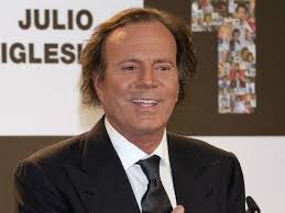 La Fiscalía investiga una denuncia contra Julio Iglesias después de que exempleadas le acusen de agresión sexual - MelillaHoy