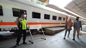 Semalam kita dikejutkan dengan berita dimana kenderaan jenis toyota vellfire warna hitam milik pelakon rozita che wan telah dicuri sekitar jam 4.24 pagi selasa. Stasiun Ka Di Surabaya Sepi Pemudik Calon Penumpang Sempat Kaget Aturan Pengetatan Perjalanan Surya