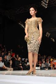 Sebagai salah satu desainer hits, koleksi kebayanya sering dikenakan oleh para artis. 210 Indonesia Kebaya By Anne Avantie Ideas Kebaya Modern Kebaya Indonesian Kebaya