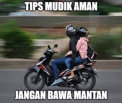 Malam itu karena hawa panas sekali aku tiba tiba terbangun aku lihat jam dinding di kamarku waktu menunjukkan pukul setengah dua belas malam. 10 Meme Mudik Lucu Terbaru Foto Kocak Hiburan Perjalanan Ke Kampung Halaman Rancah Post