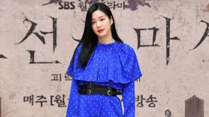 Lisa của blackpink,hongseok của pentagon, lee yoo bi và các thành viên khác bắt đầu quay phim cho chương trình real men. Lee Yu Bi Caught Fans Attention With Her Statement Making Outfit At The Joseon Exorcist Press Conference Inkistyle