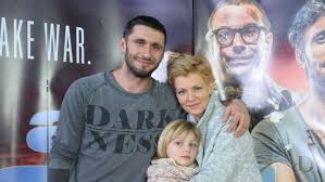 Oare e ceva mai pur decât copilăria? Durere Mare In Familia Danei NÄlbaru Èi A Lui Dragos Bucur Din PÄcate Se LuptÄ Cu O BoalÄ GravÄ I A Luat Cateva Zeci De Secunde SÄ MÄ RecunoascÄ Dailynews Ro