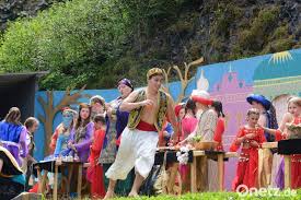 Lassen sie sich entführen in die geschichte aus 1001 nacht aladin und die wunderlampe unter der leitung des weltbekannten choreographen dr. Basalttheater Prasentiert Aladin Und Die Wunderlampe Hilfe Von Der Prinzessin Onetz