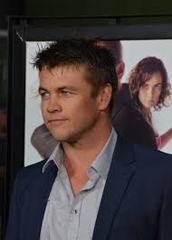 Luke hemsworth may be the oldest of the hemsworth trifecta, but his little brothers (who both tower over him in height) have taken the lead when it comes to hollywood. Luke Hemsworth Height Weight Age Spouse Children Facts