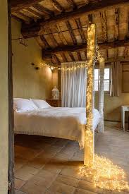 Le ragazze passano infatti molto tempo nelle camere da letto, che dunque dovranno saperle cullare durante la notte, ma anche ospitarle al meglio nel corso della giornata, anche se trascorsa in compagnia degli amici. Lucine Camera Da Letto Idee Di Interior Design Decorazioni Esterne Camera Da Letto