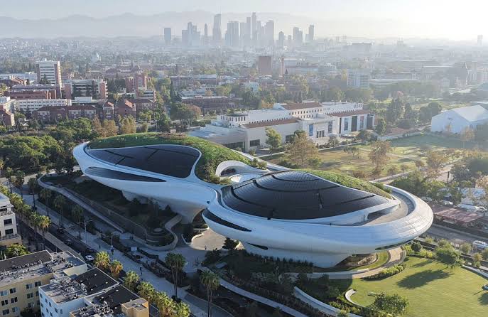 George Lucas abre su esperado museo en Los Ángeles Los Ángeles, California.— Tras 17 años de planeación, George Lucas abrió su esperado Lucas Museum of Narrative Art, ubicado en Exposition Park. El