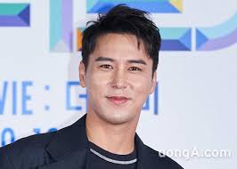 정장을 빼입은 장민호 (43)가 무대에 등장하면 예능 세트장이 드라마 세트장 분위기로 돌변한다. Y2apmon 4v0ivm