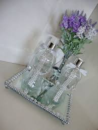 Kit Contem Bandeja De Espelho Decorada Com Strass Prata E Com Pes Em Acrilico Medindo 23 X 16 Decoracao De Frascos Enfeites De Vidro Garrafas Decorativas
