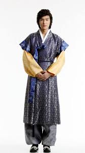 Aksen garis dan lekuk pada pakaian menampilkan kecantikan dan keanggunan wanita korea secara alami. 2290 Musafir Baju Tradisional Korea Hanbok Baju Hanbok Facebook