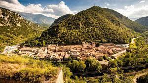 Retenez toutefois que le nombre de touristes qui empruntent ce train atteint son pic en été. The Ramparts Of Villefranche De Conflent Conflent Canigo Tourisme Le Canigou