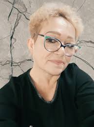 W pamięci wciąż trwasz.... Ciepłym wspomnieniem wracasz...W tęsknoty łzach  które płyną. I w czasie który przeminął. Za te wspólne w życiu chwile...za  dobro którego tyle dawałaś mi mamusiu... każdego dnia. Niech Pan