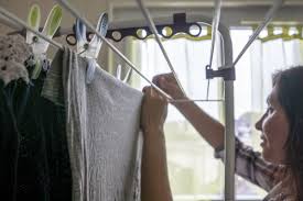 Regelmäßig lüften, damit die feuchte luft nach draußen abziehen kann. Im Winter Heisst Es Kleidung In Der Wohnung Trocknen Brune Magazin