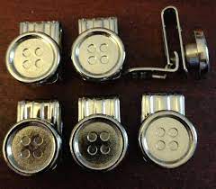 Egal, ob mit knöpfen oder buttons: Bracetags Zum Anclipsen An Die Jeans Hosentragerknopfe Farbe Silber Hosentrager Ht Knopfe Armelhalter Hosentrager Gurtel Herren Rockcatroll Com