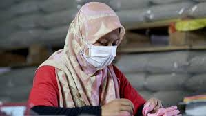 Gambar kartun pake masker : Penting Nih Tips Pakai Masker Earloop Untuk Hijabers
