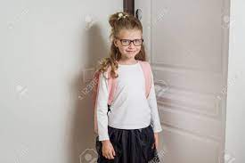 金髪のかわいい女子高生が学校に行き、ドアの隣に座っているの写真素材・画像素材 Image 94385706