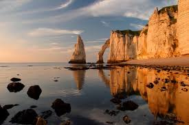 Les Falaises D Etretat En Normandie Supers Paysages En 2019 Voyage En France Falaise Etretat Et Les Plus Beaux Paysages