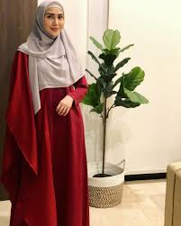 Namun padanan yang lebih lembut seperti warna kuning cair, warna pink cair dan warna coklat cair contoh padanan warna tudung untuk baju berwarna biru lembut adalah seperti ice coffee, pink. 7 Warna Hijab Yang Cocok Dengan Gamis Merah Maroon Womantalk
