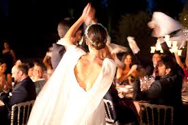 Atrévanse a lucir en la pista el vestido de novia y pongan a prueba el peinado para boda después de disfrutar algunas de las canciones más románticas de este exitoso. La Cancion De Entrada Al Comedor Dandote Ritmo