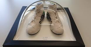 Lewis hamilton is a world champion formula one racing driver, as well as a popular british public figure. Einmalig Lewis Hamilton Stiftet Seine Getragenen Formel 1 Schuhe