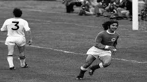 غيرد مولر يحمل كأس العالم سنة 1974 (مواقع التواصل) بعد معاناة طويلة يفشل في تذكر أي شيء، فيتجه نحو الصور ويقرأ الكلمات القصيرة الموجودة أسفلها. Ù†Ø¬ÙˆÙ… Ù…Ù† Ø§Ù„Ù…Ø§Ø¶ÙŠ ØºÙŠØ±Ø¯ Ù…ÙˆÙ„Ø± Ù…Ø§ÙƒÙŠÙ†Ø© ØªÙ‡Ø¯ÙŠÙ ÙÙŠ Ø§Ù„Ø¨ÙˆÙ†Ø¯Ø³Ù„ÙŠØºØ§ Ø§Ù„Ø±ÙŠØ§Ø¶ÙŠ Ù…Ù„Ø§Ø¹Ø¨ Ø¯ÙˆÙ„ÙŠØ© Ø§Ù„Ø¨ÙŠØ§Ù†