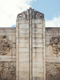 Callejón de exposiciones que atraviesa el teatro por el costado sur dispuesto para la exhibición de muestras de arte gráfico, fotografía, pintura y/o artes plásticas. Iconos Arquitectonicos Teatro Municipal Jorge Eliecer Gaitan