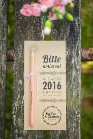 Brautpaar und cabrio als lustiges comic sind auf einladungskarten für die hochzeit äußerst beliebte zeichnungsvorlagen, die in unterschiedlichsten. Feine Papeterie Und Einladungskarten Aus Holz Von Mannikus Made Hochzeitsblog The Little Wedding Corner